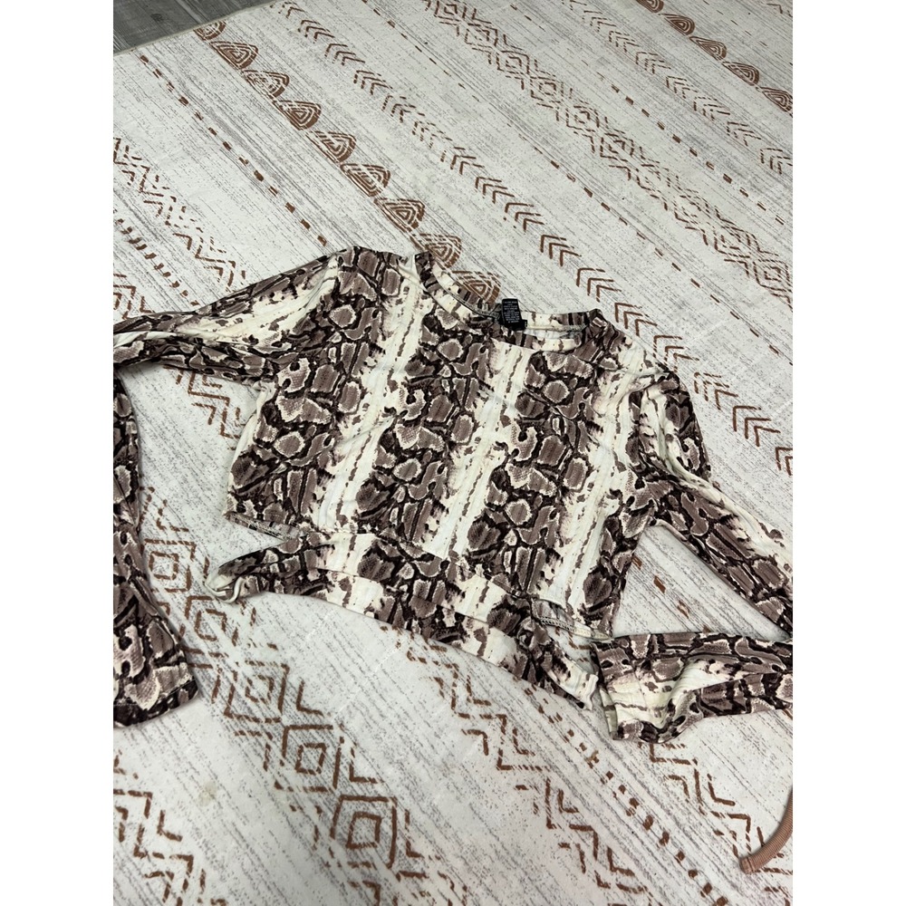 Rue 21 Women's Long Sleeve Snake Print Crop Top Size L‎